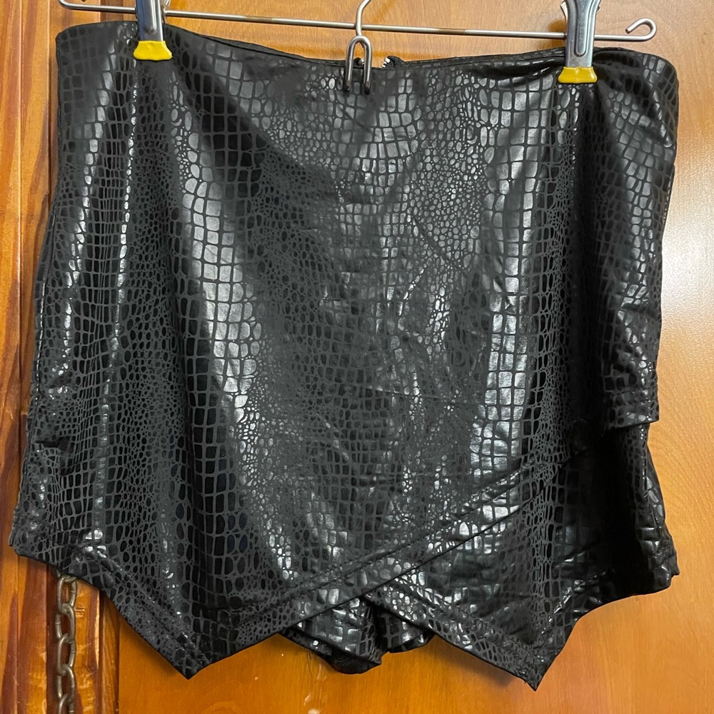 SHEIN Black Faux Leather Croc Skort